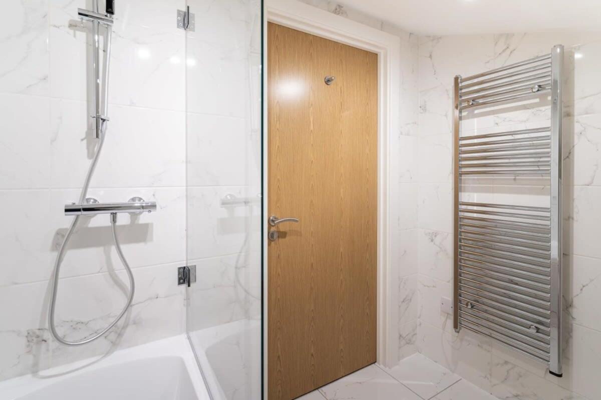 Chic 2 Bed 2 Bath In A Modern Development Apartment *