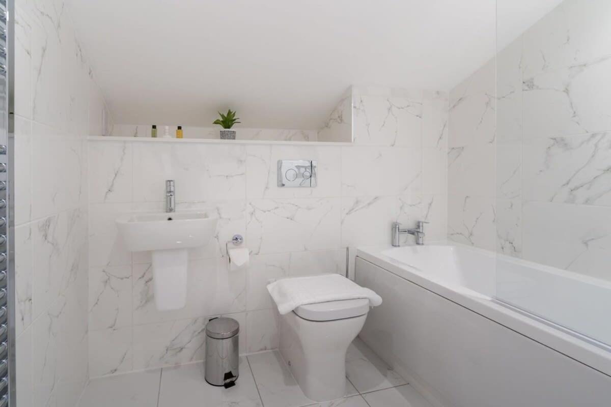 Chic 2 Bed 2 Bath In A Modern Development Apartment *