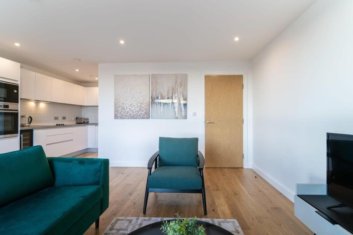 Chic 2 Bed 2 Bath In A Modern Development Apartment Birmingham