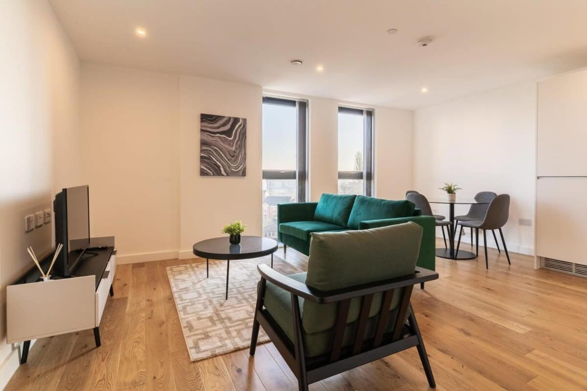 Chic 2 Bed 2 Bath In A Modern Development Birmingham