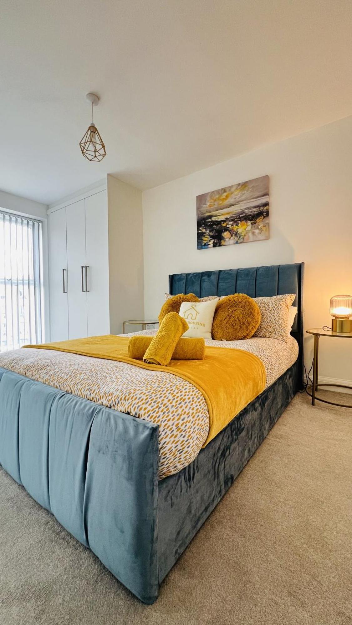 Luxury 2 Bed 2 Bath- City Centre - Netflix - Wifi - On-street Parking Apartment