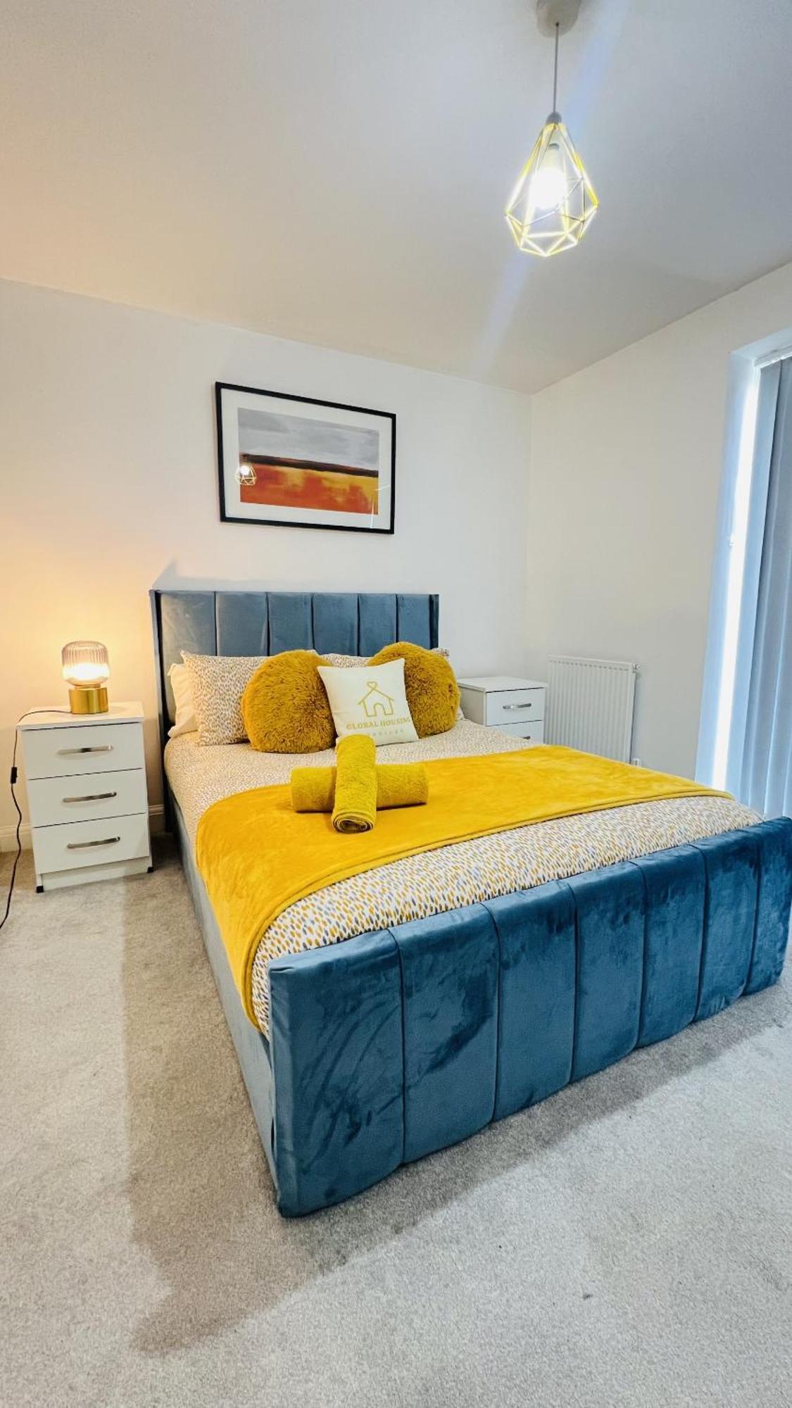 Luxury 2 Bed 2 Bath- City Centre - Netflix - Wifi - On-street Parking