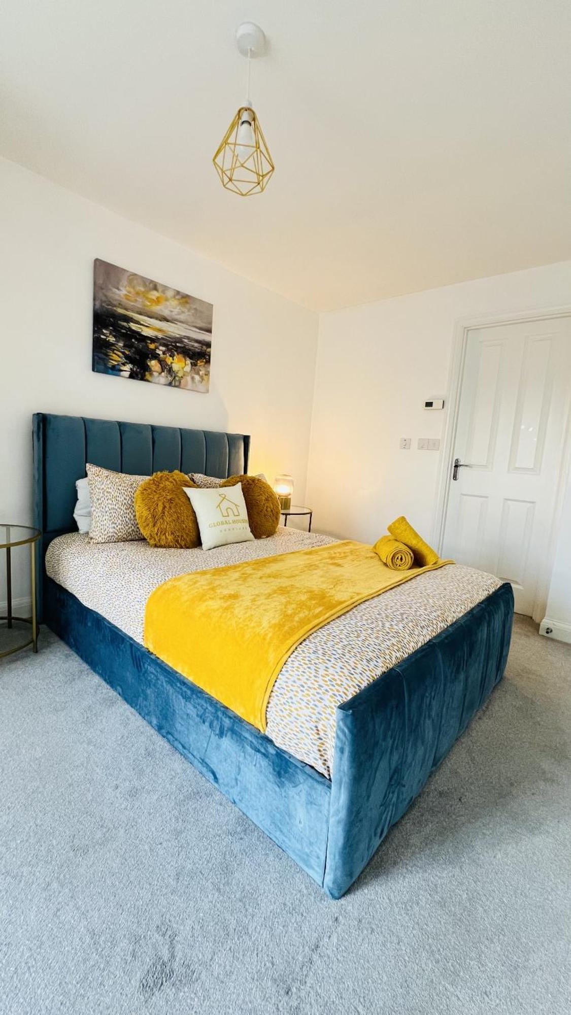Luxury 2 Bed 2 Bath- City Centre - Netflix - Wifi - On-street Parking Apartment *