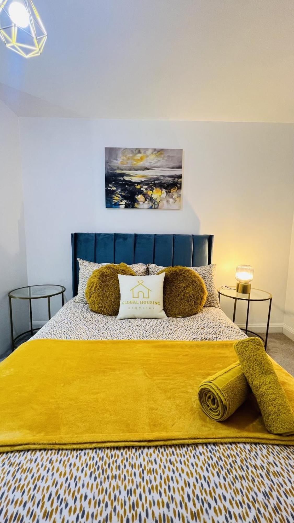 Luxury 2 Bed 2 Bath- City Centre - Netflix - Wifi - On-street Parking
