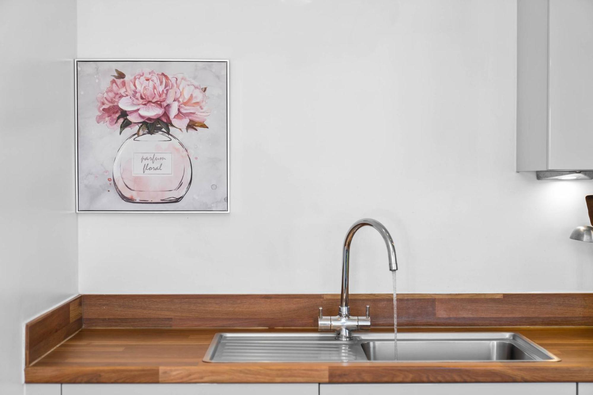Luxury 2 Bed 2 Bath- City Centre - Netflix - Wifi - On-street Parking *