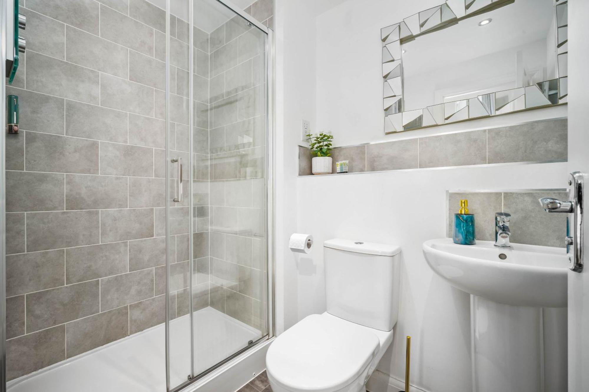 Apartment Luxury 2 Bed 2 Bath- City Centre - Netflix - Wifi - On-street Parking *
