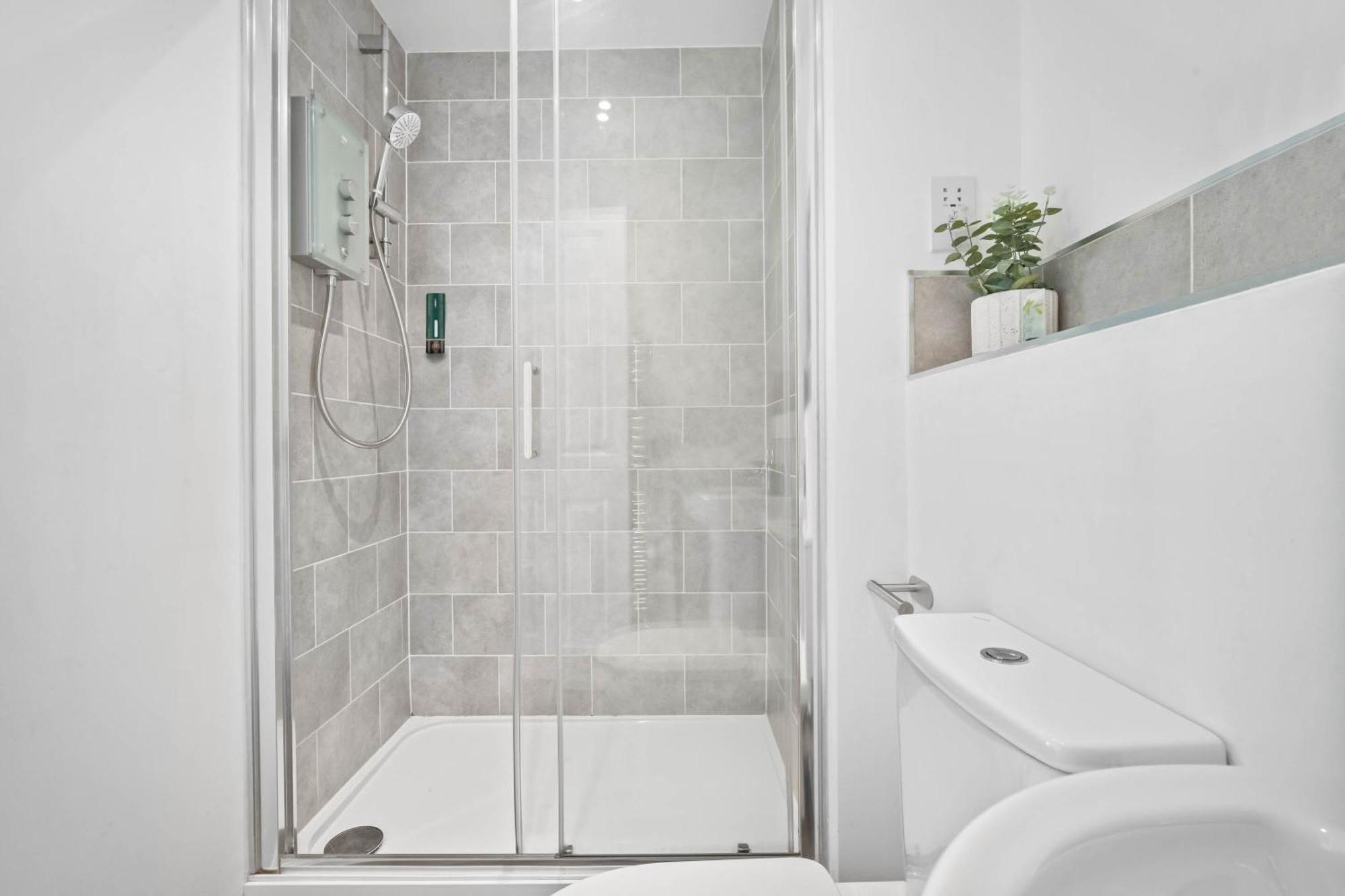 Luxury 2 Bed 2 Bath- City Centre - Netflix - Wifi - On-street Parking *