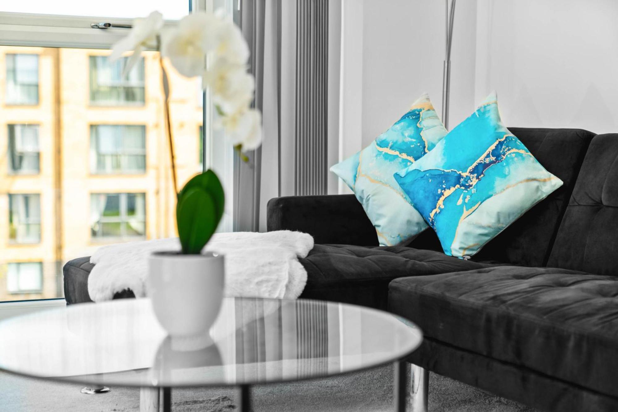 Luxury 2 Bed 2 Bath- City Centre - Netflix - Wifi - On-street Parking Apartment