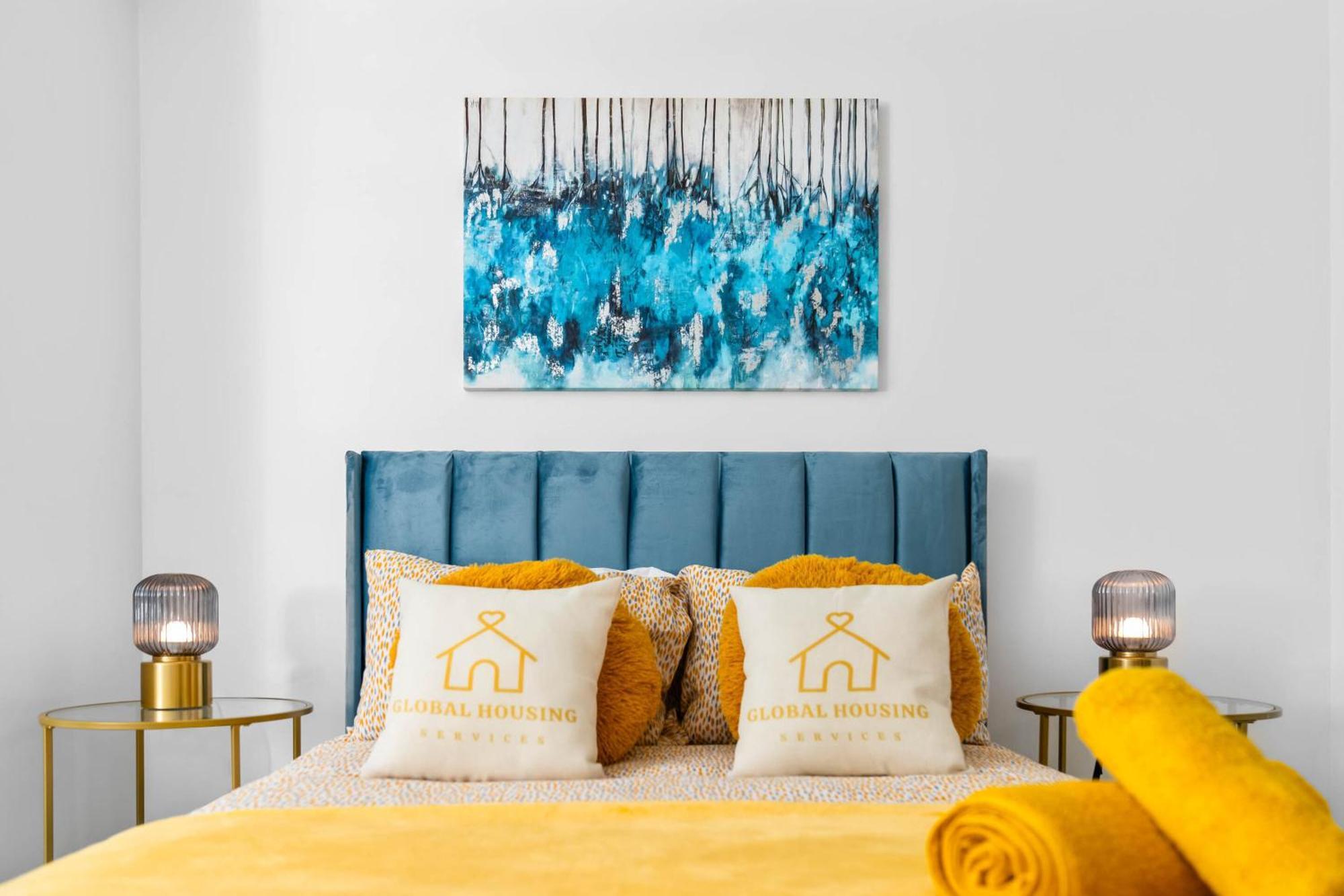 Luxury 2 Bed 2 Bath- City Centre - Netflix - Wifi - On-street Parking *