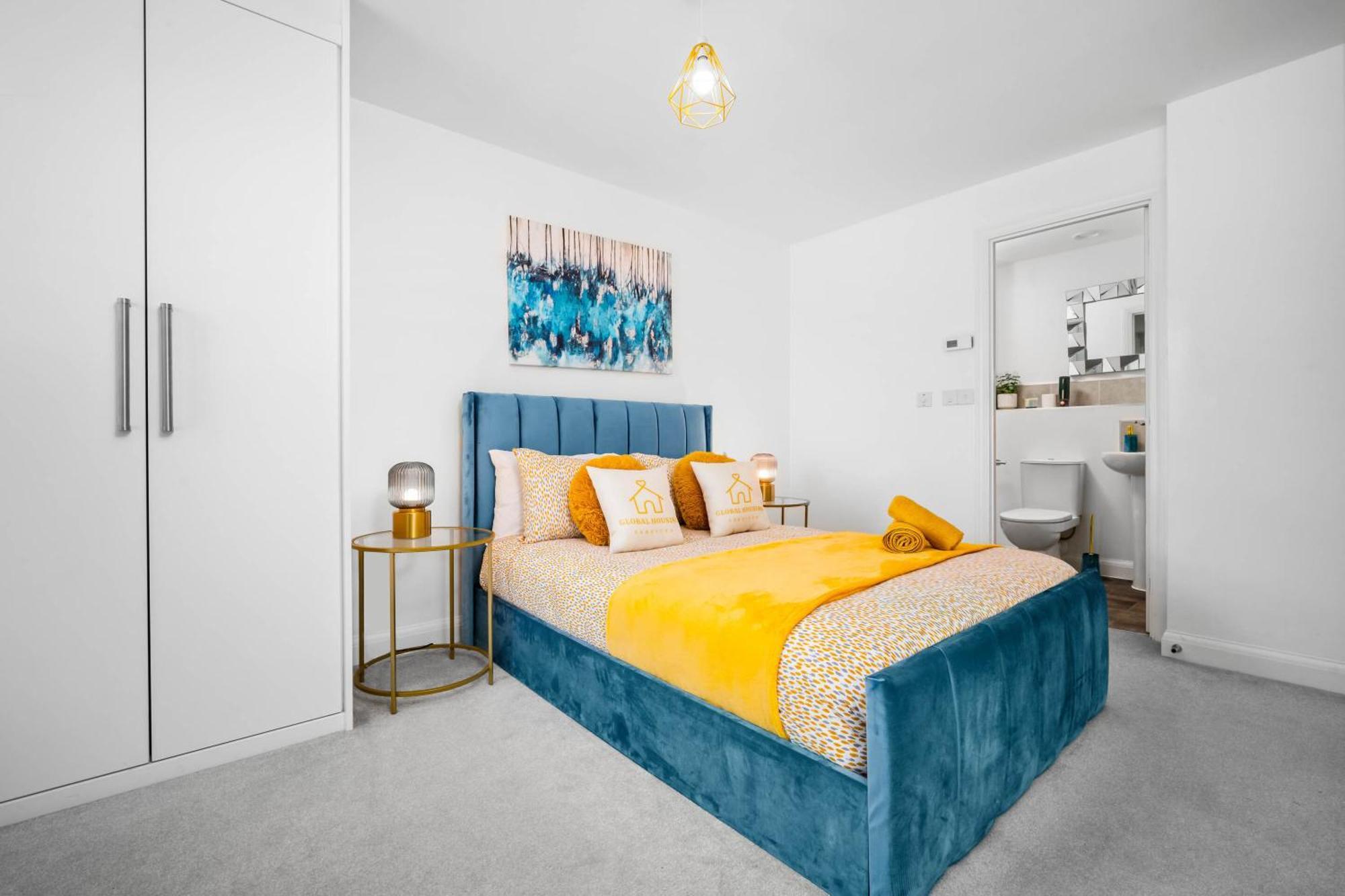 Luxury 2 Bed 2 Bath- City Centre - Netflix - Wifi - On-street Parking