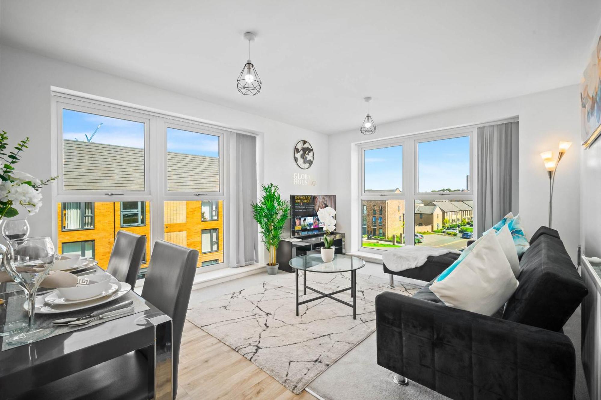 Luxury 2 Bed 2 Bath- City Centre - Netflix - Wifi - On-street Parking Apartment *