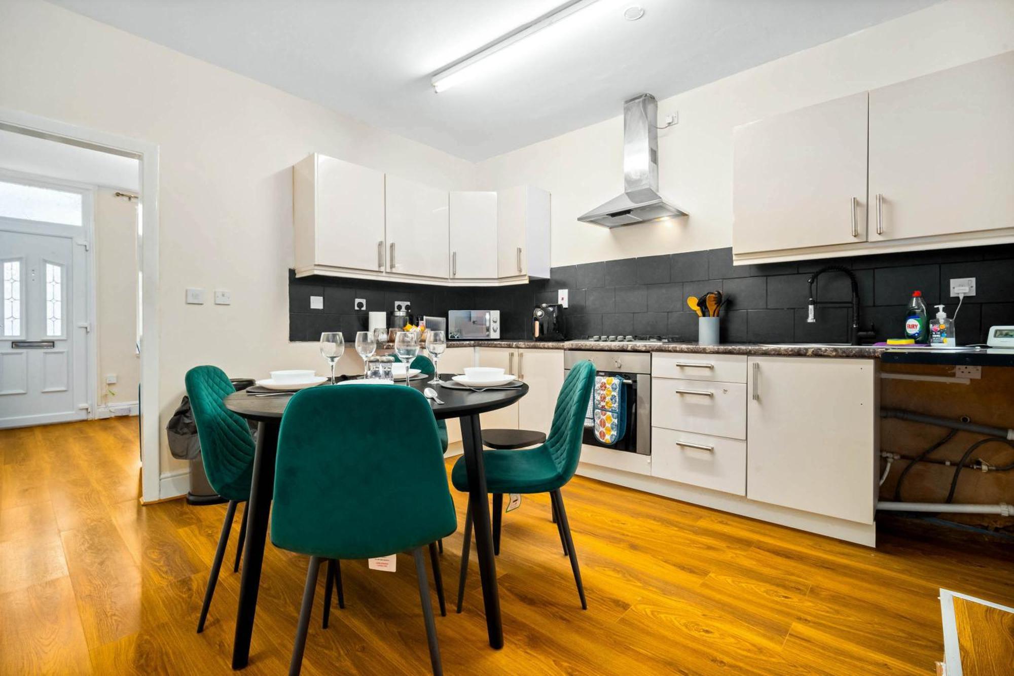 Holiday home 3 Bed House For Contractors & Families And Free Parking *