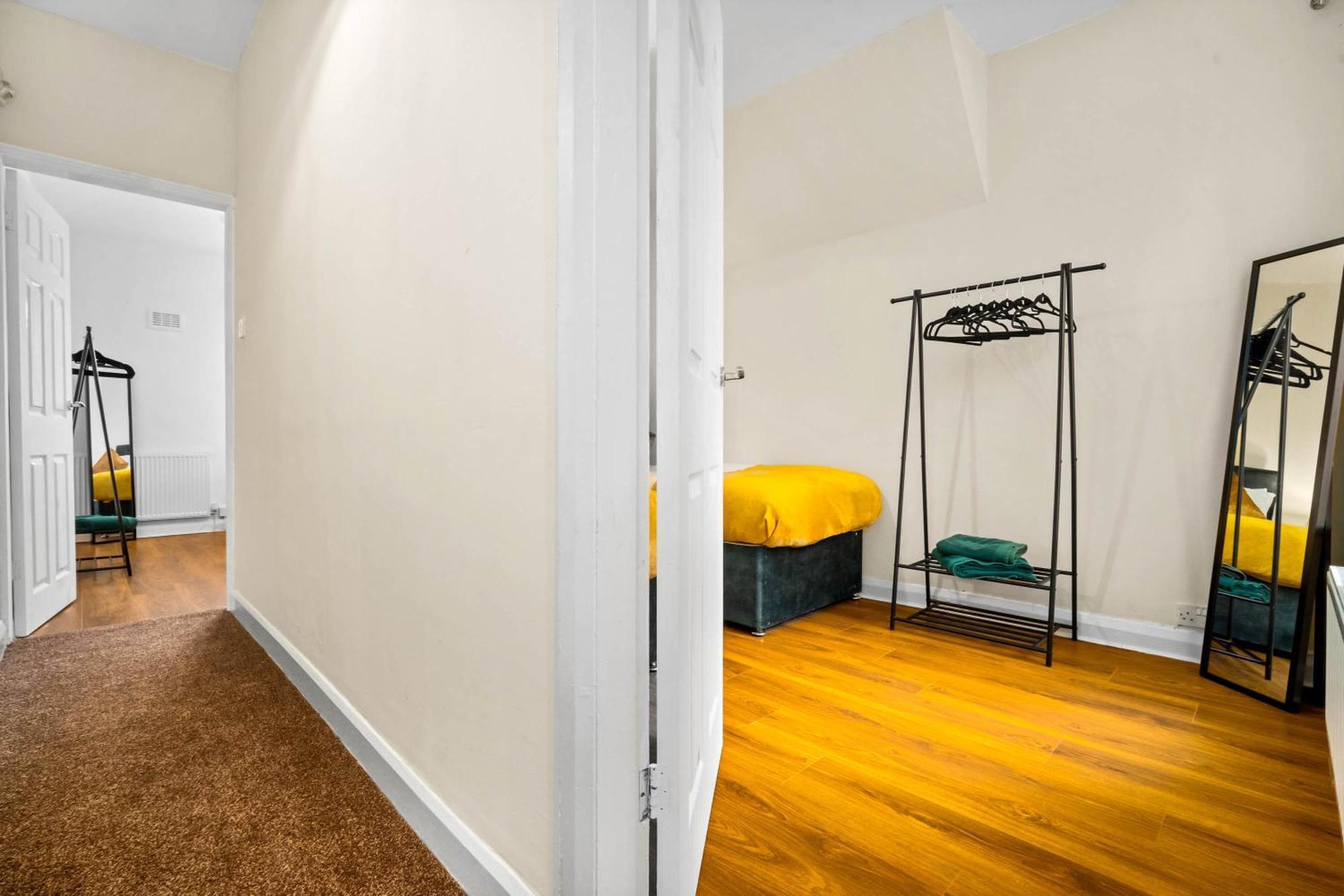 3 Bed House For Contractors & Families And Free Parking Birmingham