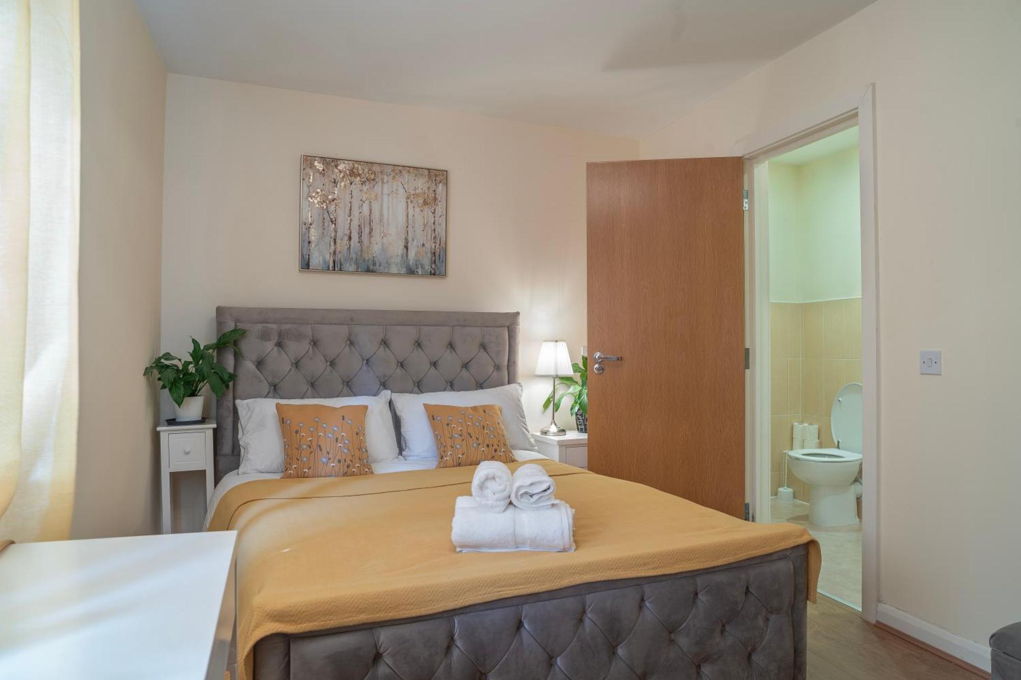 Steps Away From New Street Station & 2 Beds & 2 Baths Flat At Center *
