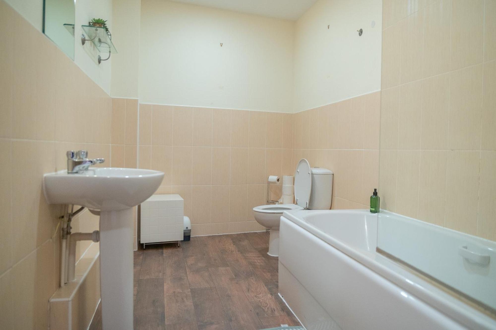 Steps Away From New Street Station & 2 Beds & 2 Baths Flat At Center