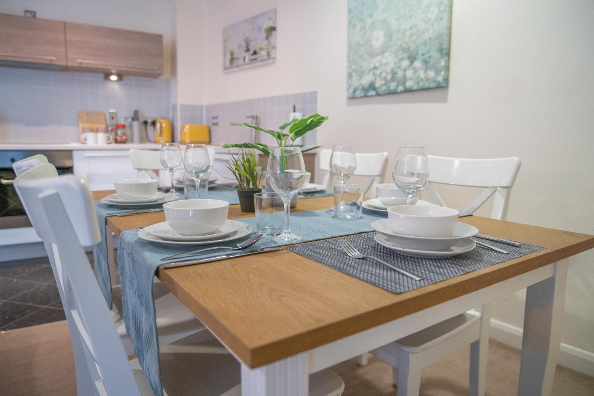 Steps Away From New Street Station & 2 Beds & 2 Baths Flat At Center *