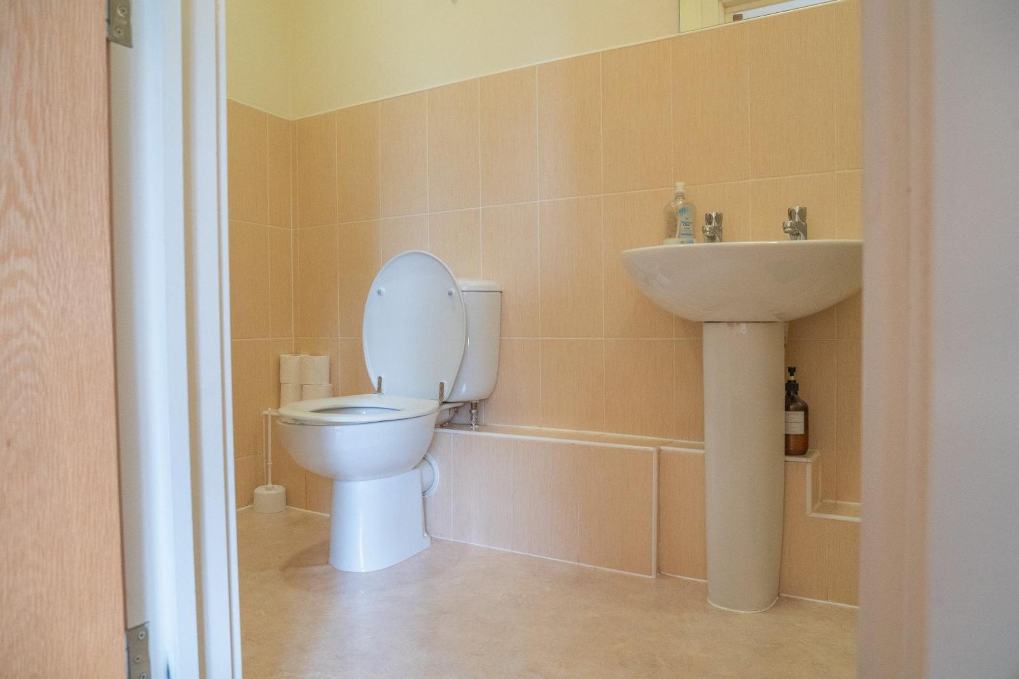 Steps Away From New Street Station & 2 Beds & 2 Baths Flat At Center Apartment