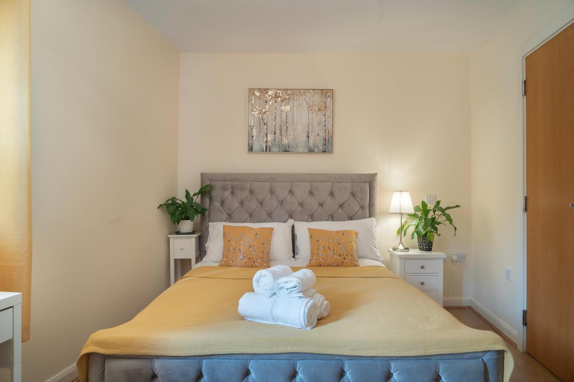 Apartment Steps Away From New Street Station & 2 Beds & 2 Baths Flat At Center Birmingham