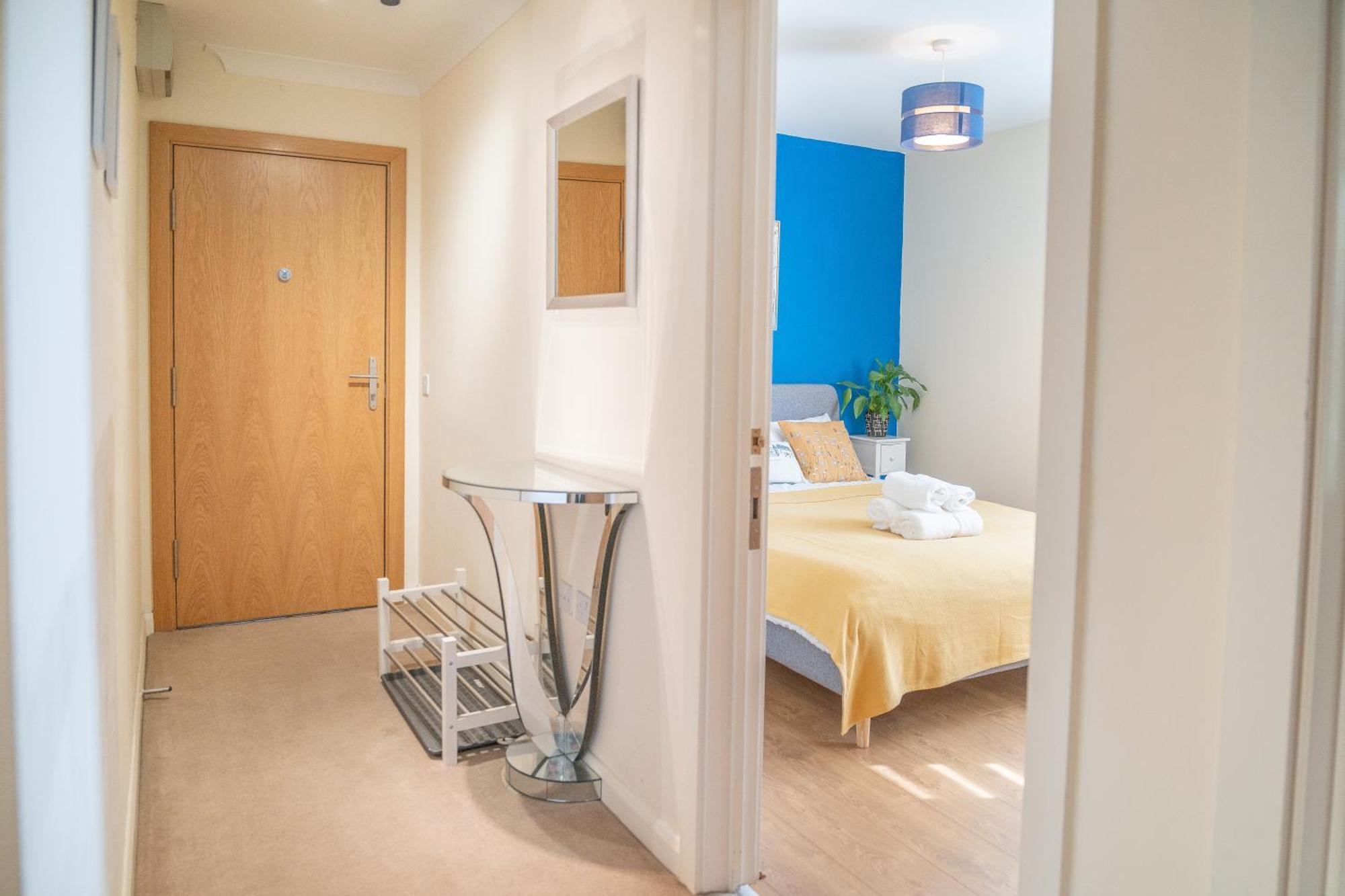 Steps Away From New Street Station & 2 Beds & 2 Baths Flat At Center *