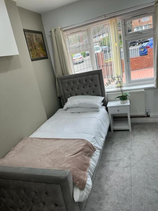 Cozy 4 Bed Semi-detatched Holiday home Birmingham