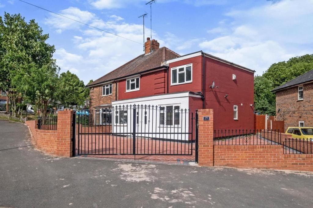 Cozy 4 Bed Semi-detatched Holiday home Birmingham