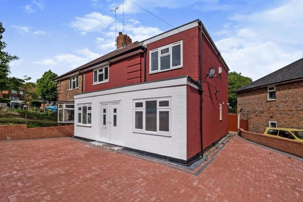 Cozy 4 Bed Semi-detatched *