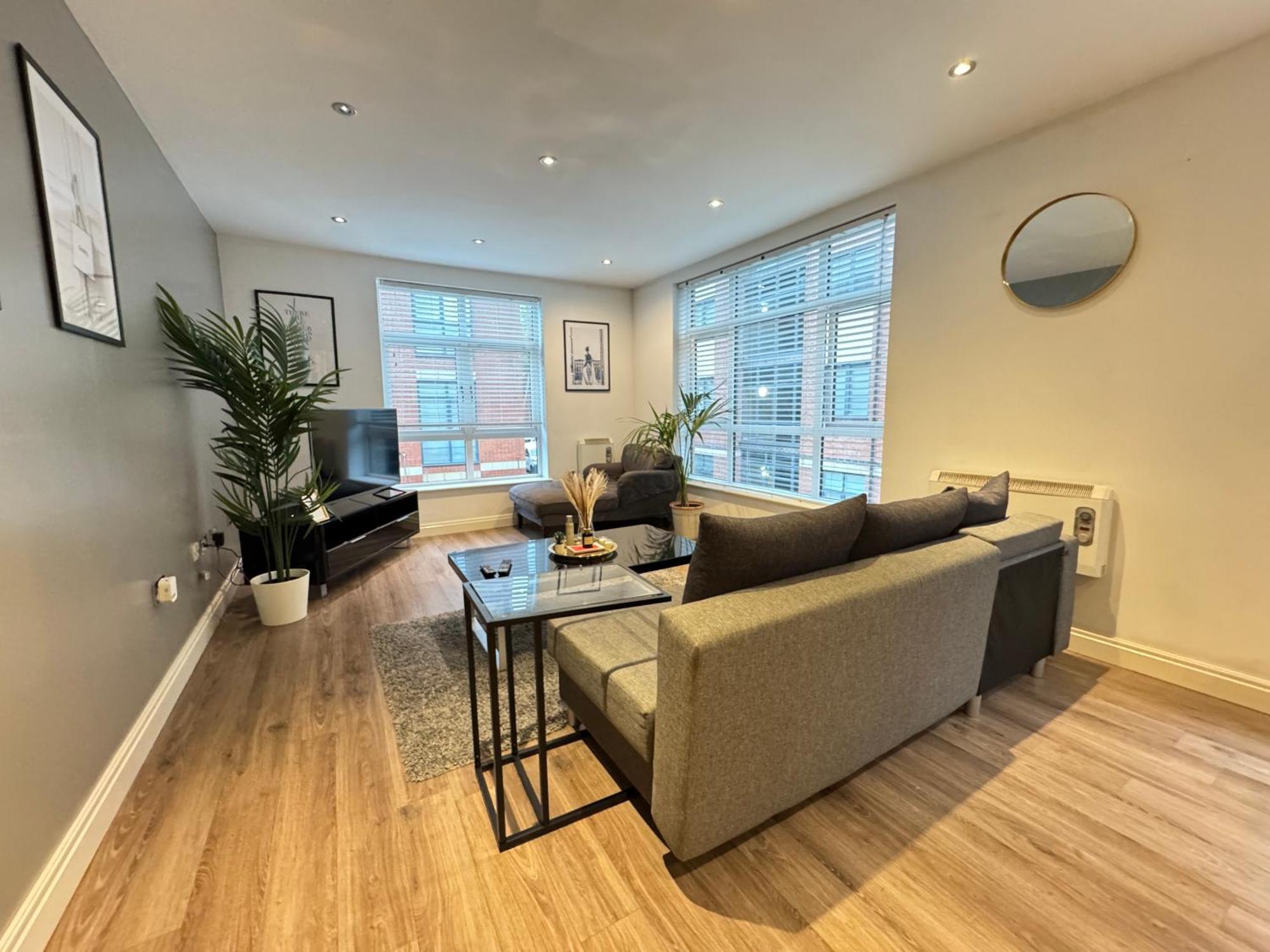 Modern Two Bedroom Centre - 2 Bathrooms - Sleeps 6 Guests - Free Underground Parking - Fast Speed Internet Apartment *