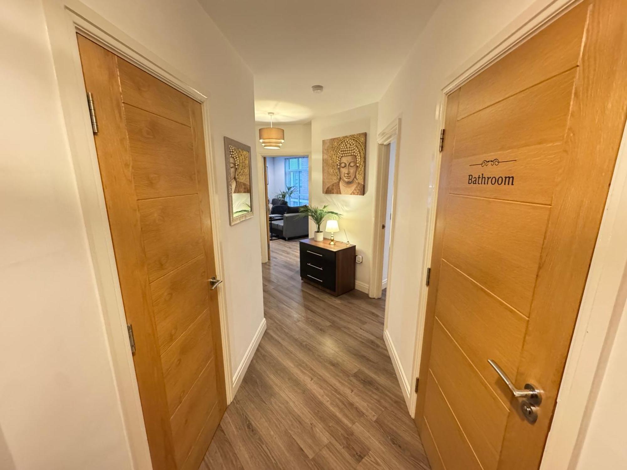 Apartment Modern Two Bedroom Centre - 2 Bathrooms - Sleeps 6 Guests - Free Underground Parking - Fast Speed Internet Birmingham