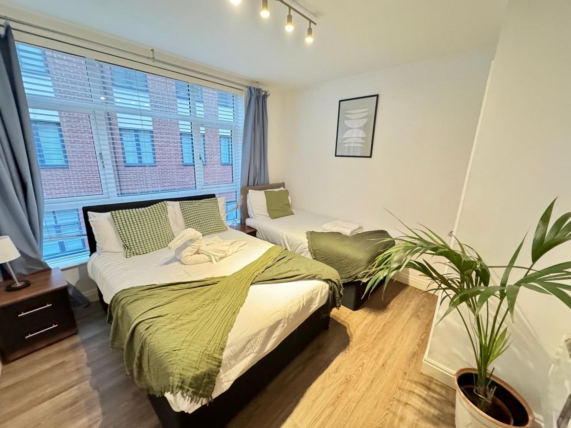 Modern Two Bedroom Centre - 2 Bathrooms - Sleeps 6 Guests - Free Underground Parking - Fast Speed Internet Birmingham