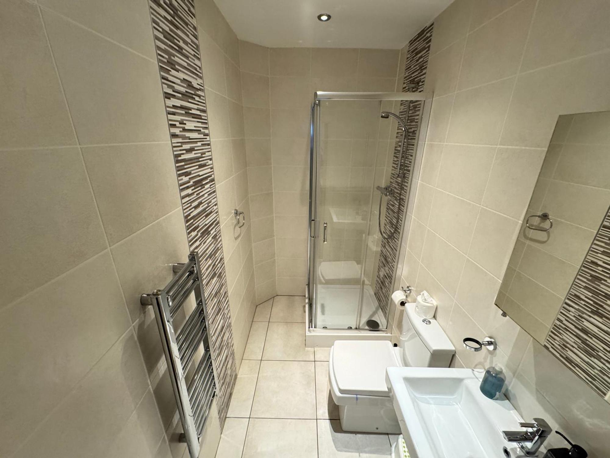 Apartment Modern Two Bedroom Centre - 2 Bathrooms - Sleeps 6 Guests - Free Underground Parking - Fast Speed Internet *