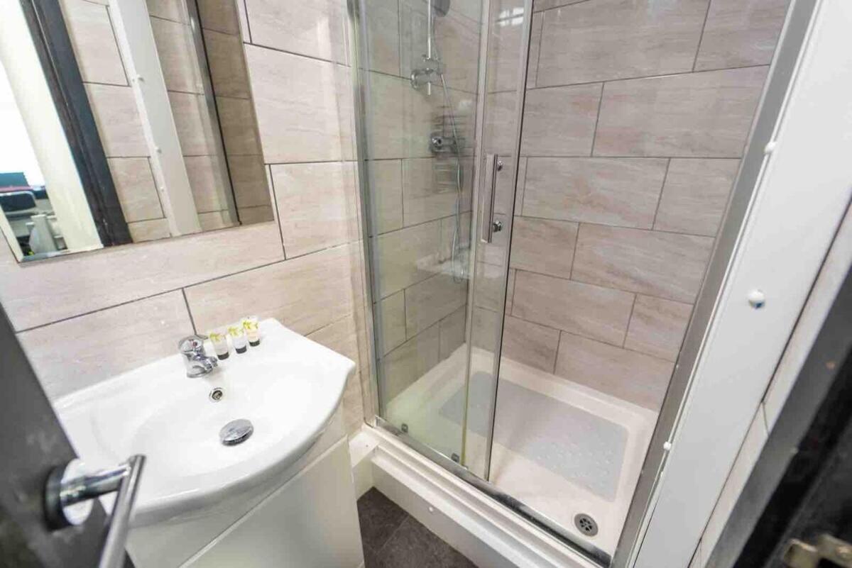Equipped Next To Uob And Qe And Close To City! Apartment