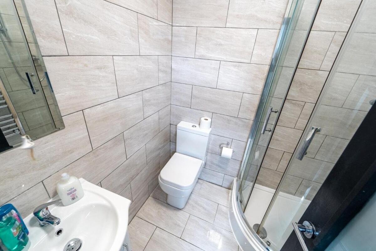 Equipped Next To Uob And Qe And Close To City! *