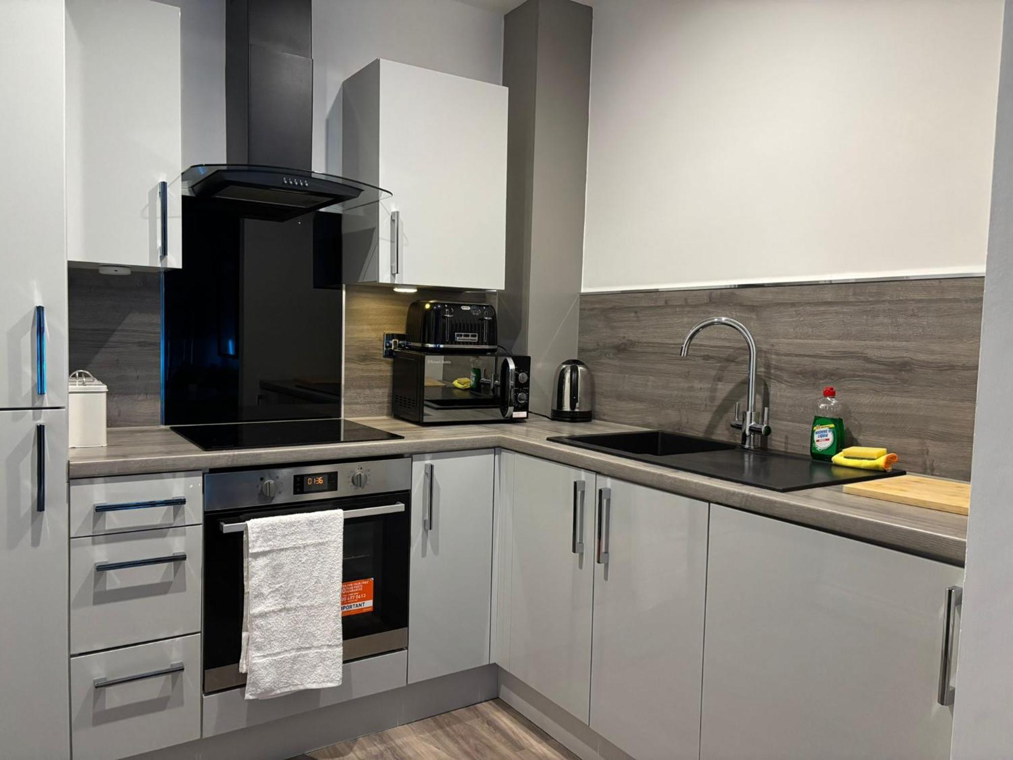 24-7 Secured City Centre Apartments With Free Underground Parking And Wifi Apartment