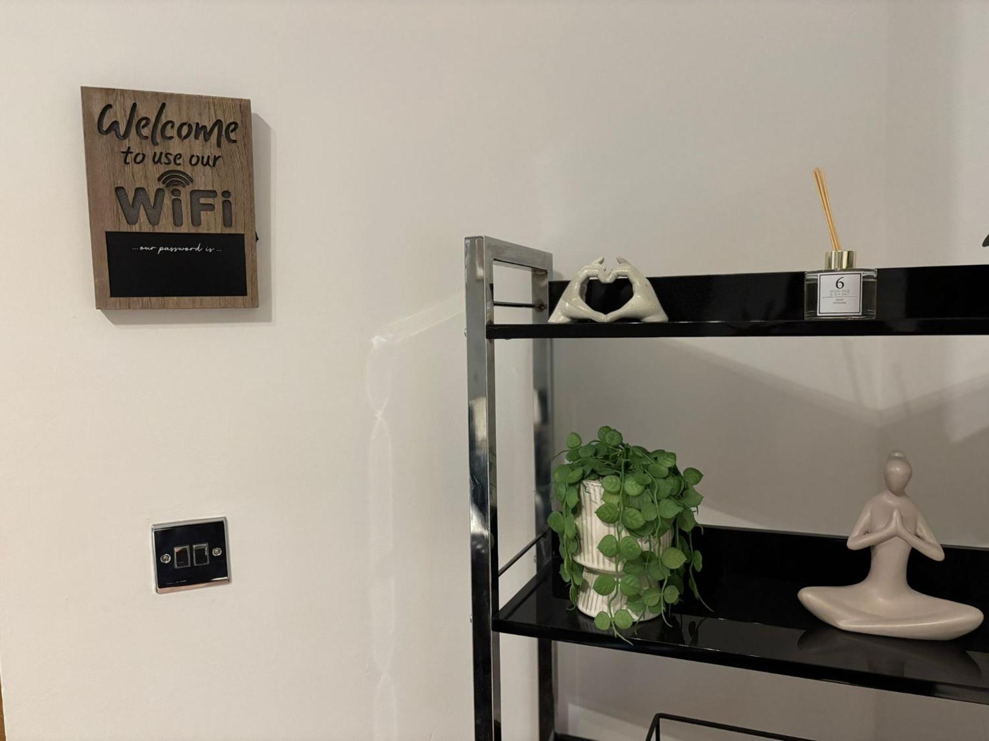 24-7 Secured City Centre Apartments With Free Underground Parking And Wifi *