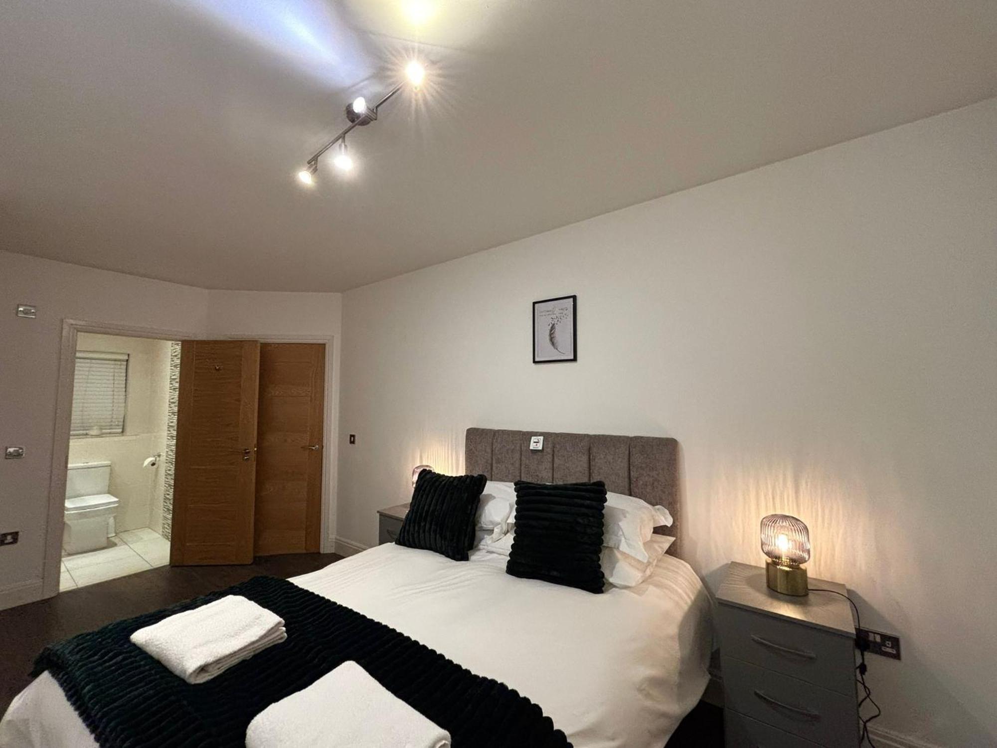 24-7 Secured City Centre Apartments With Free Underground Parking And Wifi