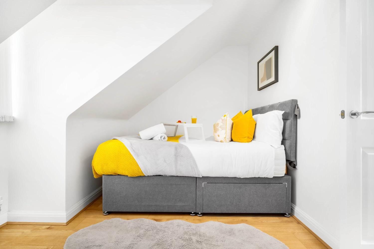 Spacious, Cosy Townhouse With Allocated Parking In Centre