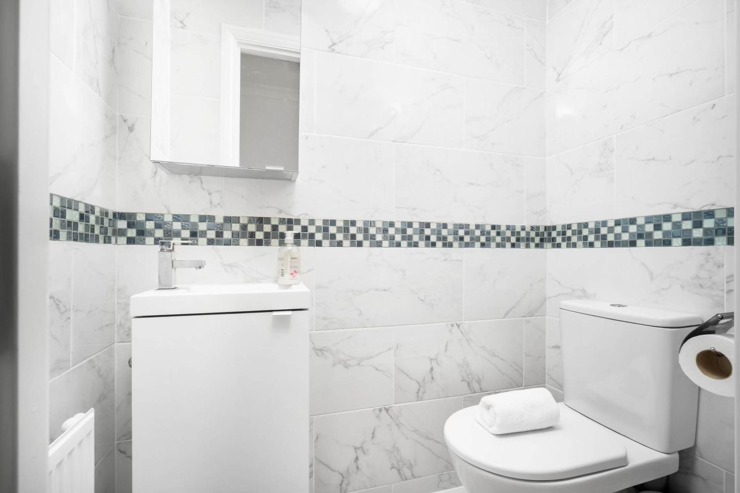 Spacious, Cosy Townhouse With Allocated Parking In Centre Birmingham