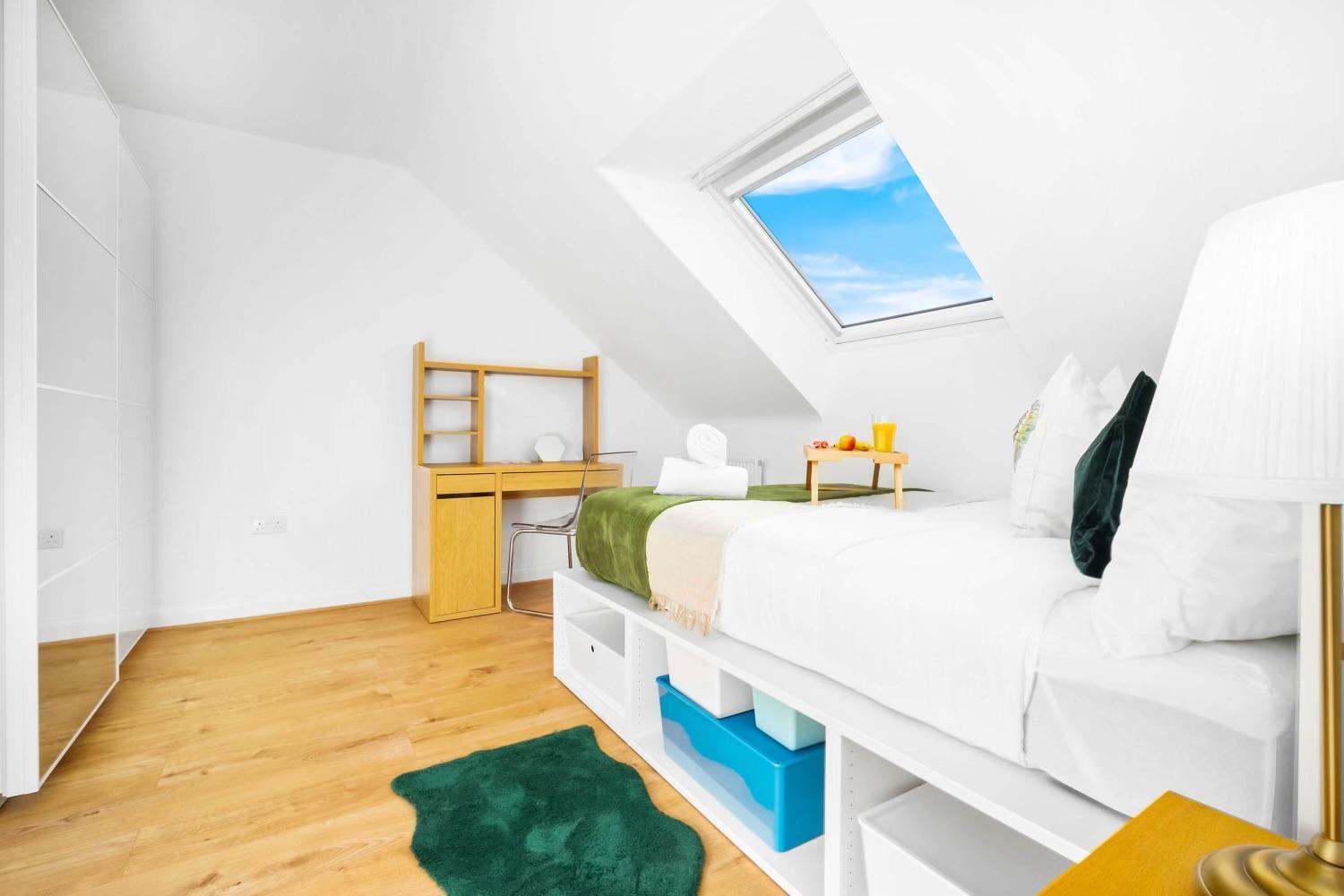 Spacious, Cosy Townhouse With Allocated Parking In Centre *