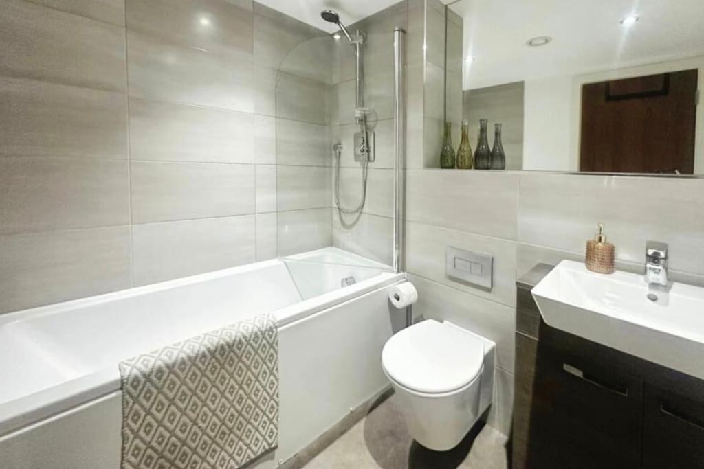 Spacious 2br With Balcony - Netflix, Youtube, Amazon Tv, Superfast Wifi - Just 10 Mins To Centre, Bullring, Train, Coach Station And Fc Birmingham