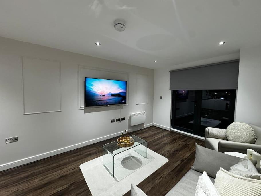 Spacious 2br With Balcony - Netflix, Youtube, Amazon Tv, Superfast Wifi - Just 10 Mins To Centre, Bullring, Train, Coach Station And Fc * Birmingham