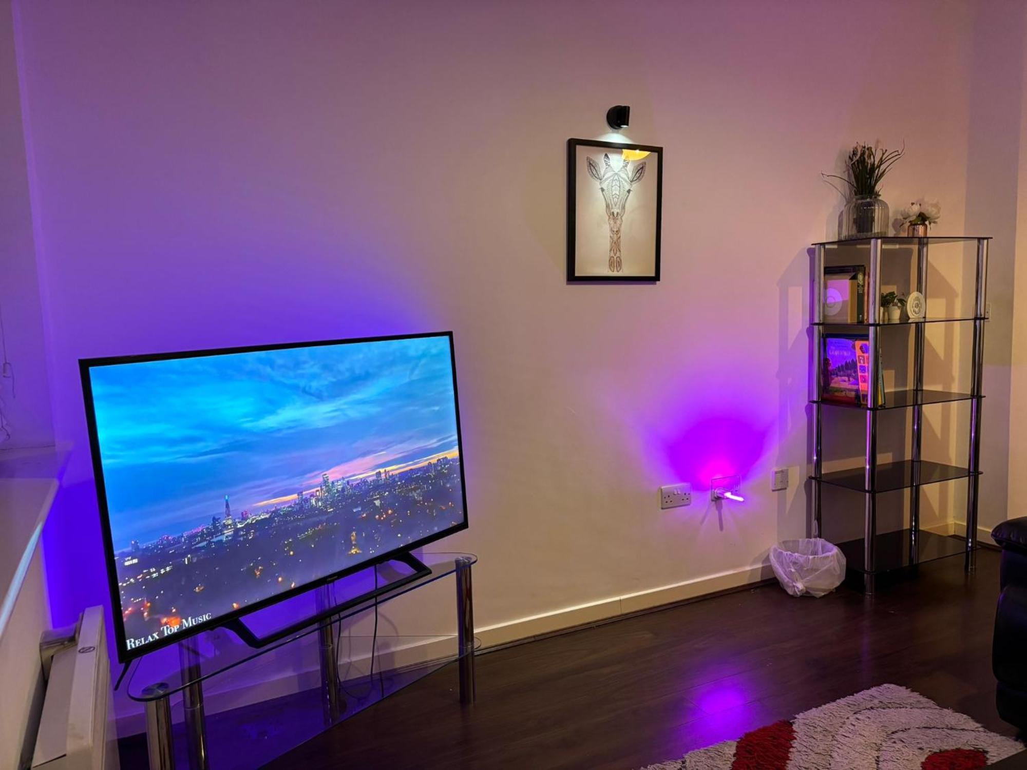 24-7 Secured City Centre Apartments With Free Underground Parking And Wifi *