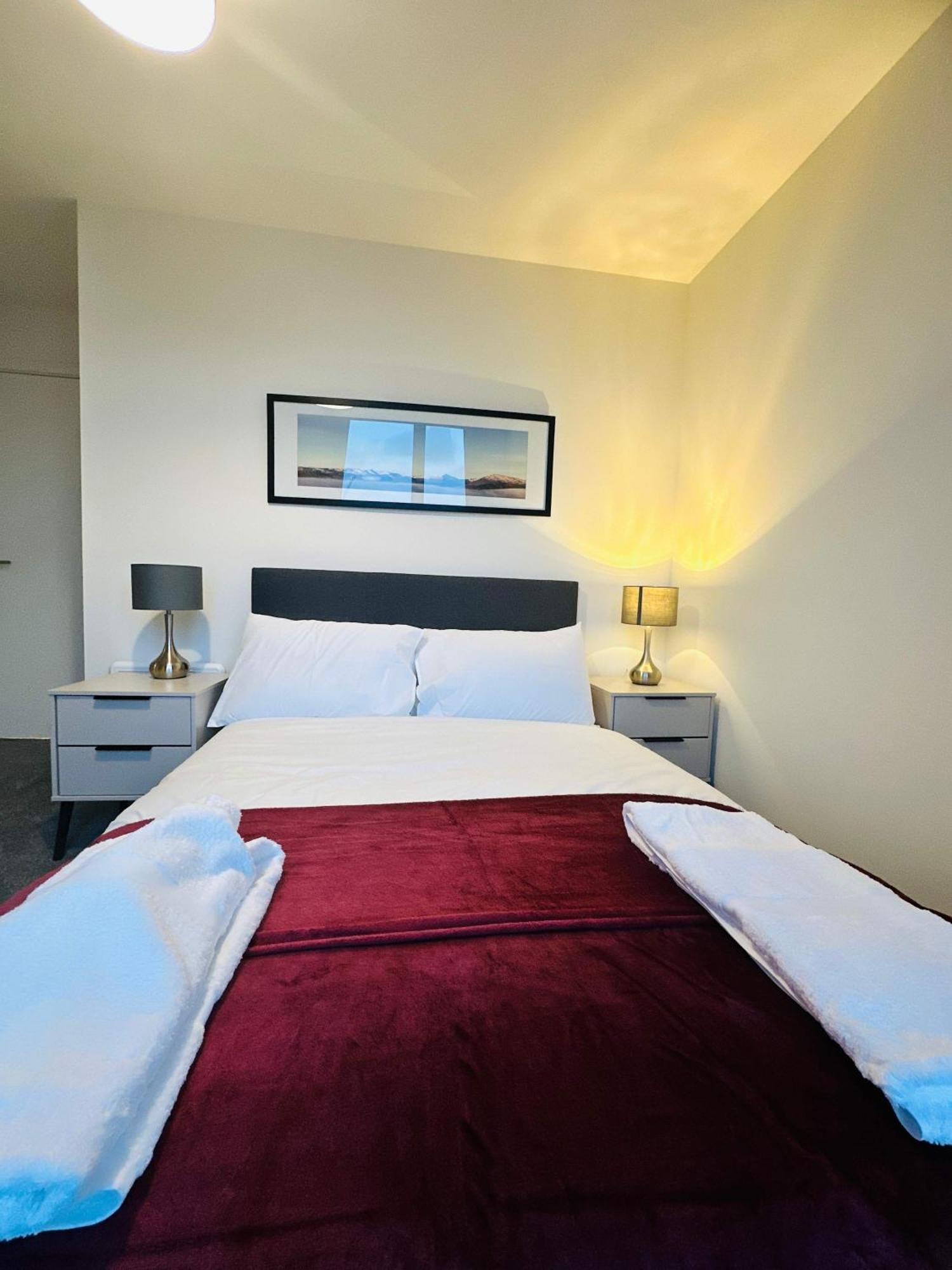 Fabulous 2 Bed Flat In W Views Apartment *