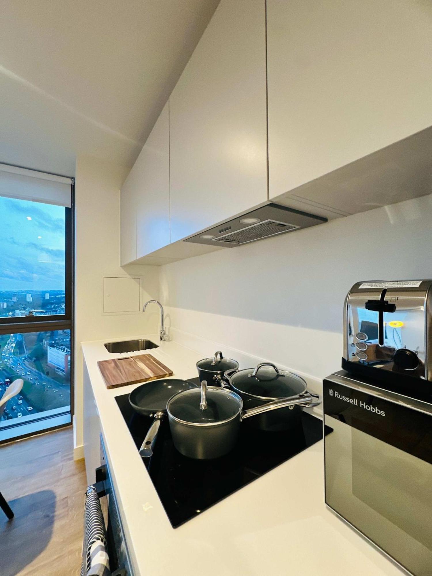 Fabulous 2 Bed Flat In W Views Apartment