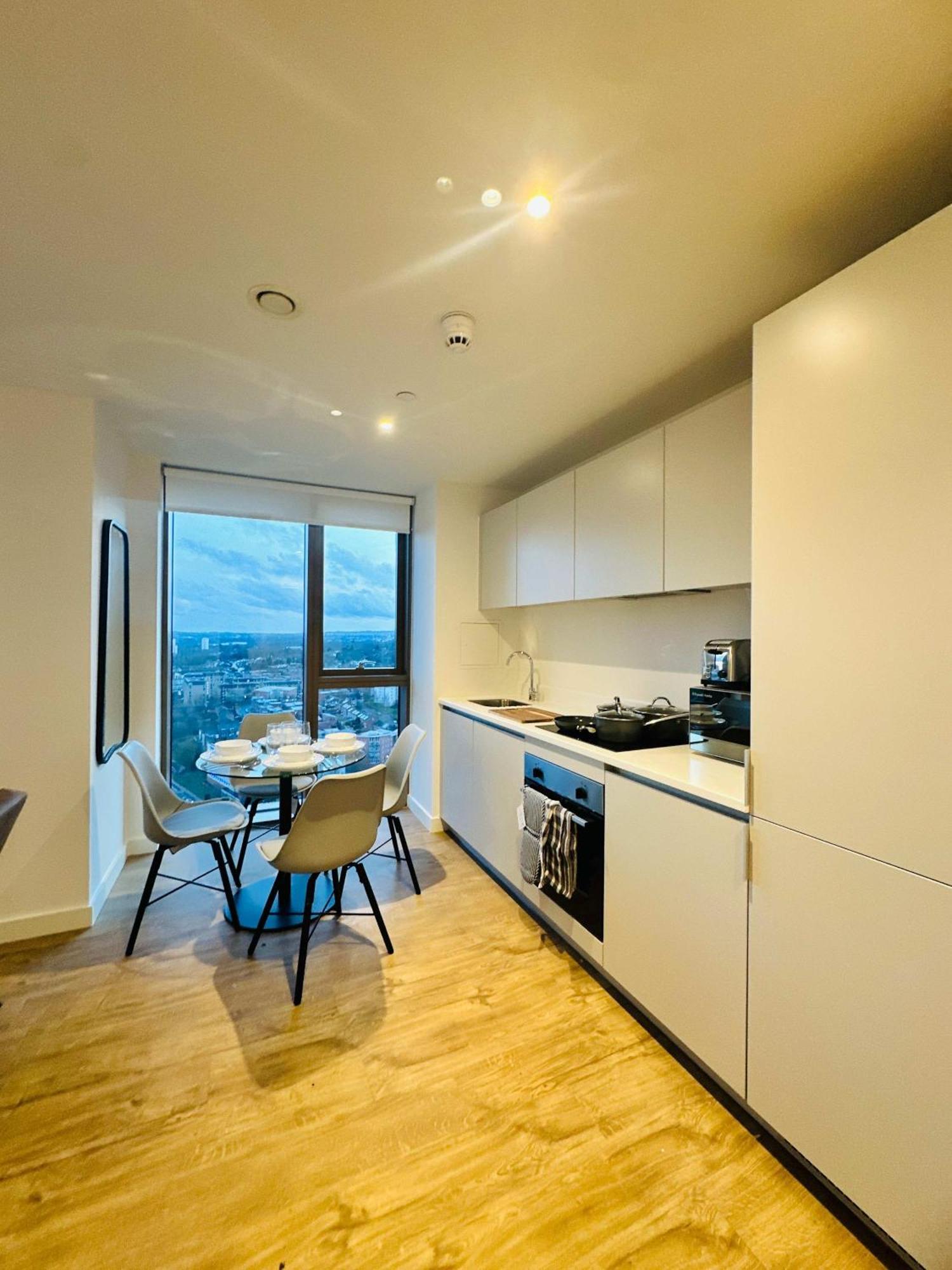 Fabulous 2 Bed Flat In W Views Apartment *