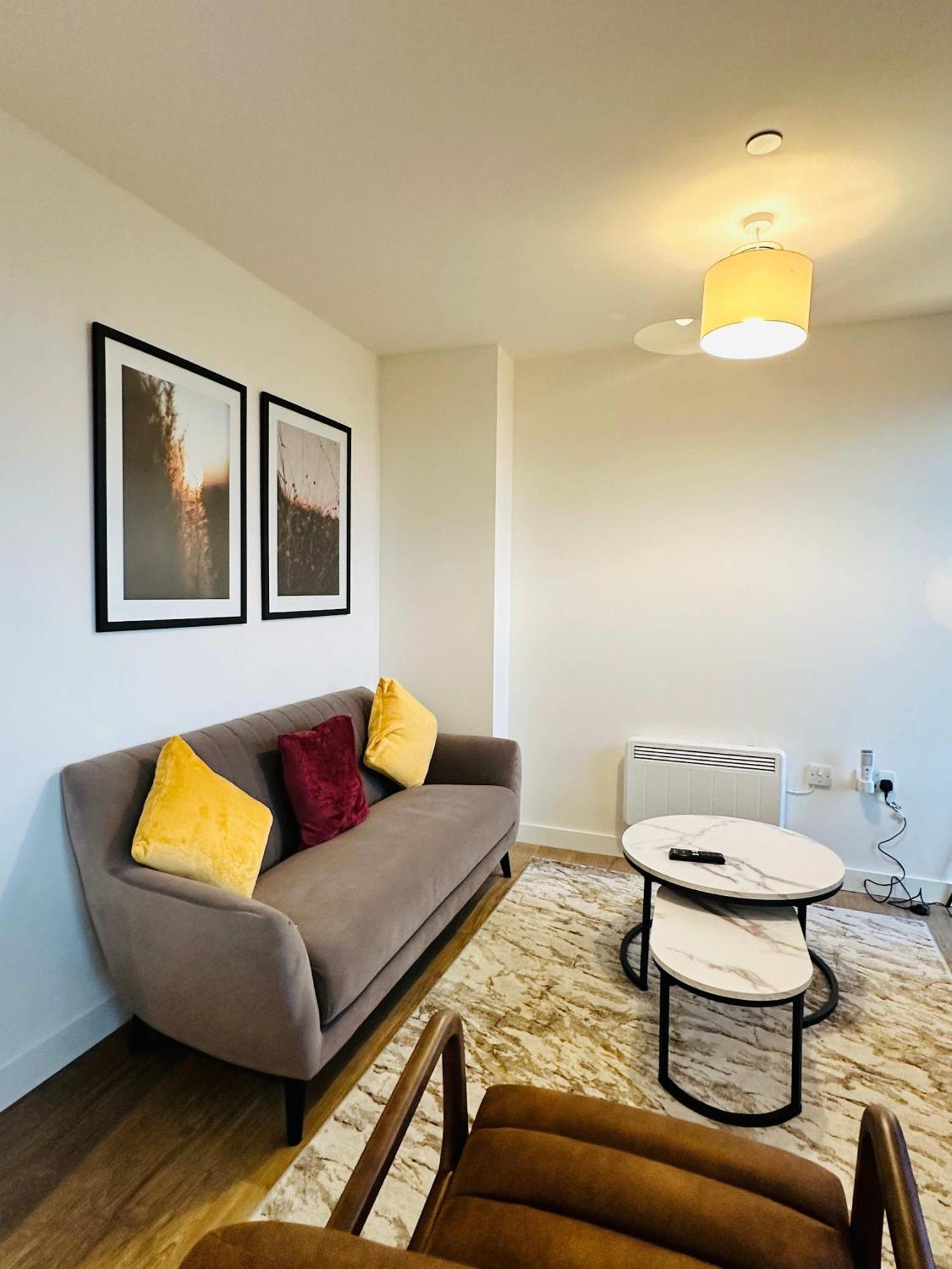 Fabulous 2 Bed Flat In W Views Apartment *