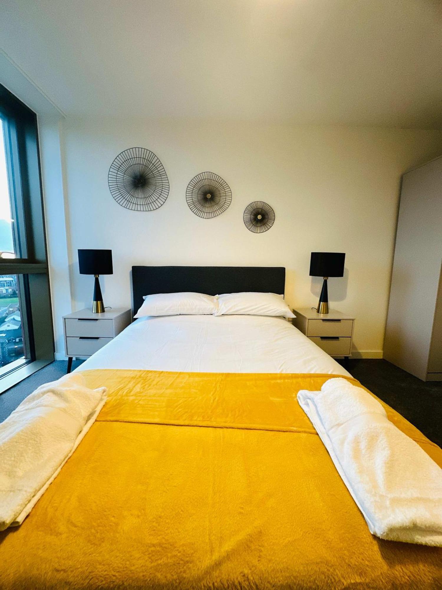 Fabulous 2 Bed Flat In W Views Apartment