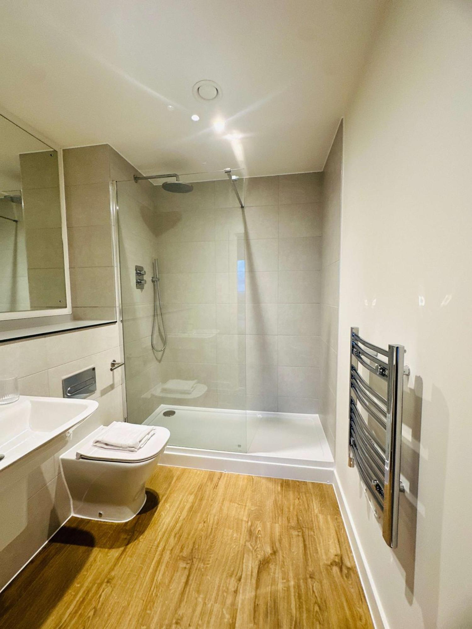Fabulous 2 Bed Flat In W Views Apartment