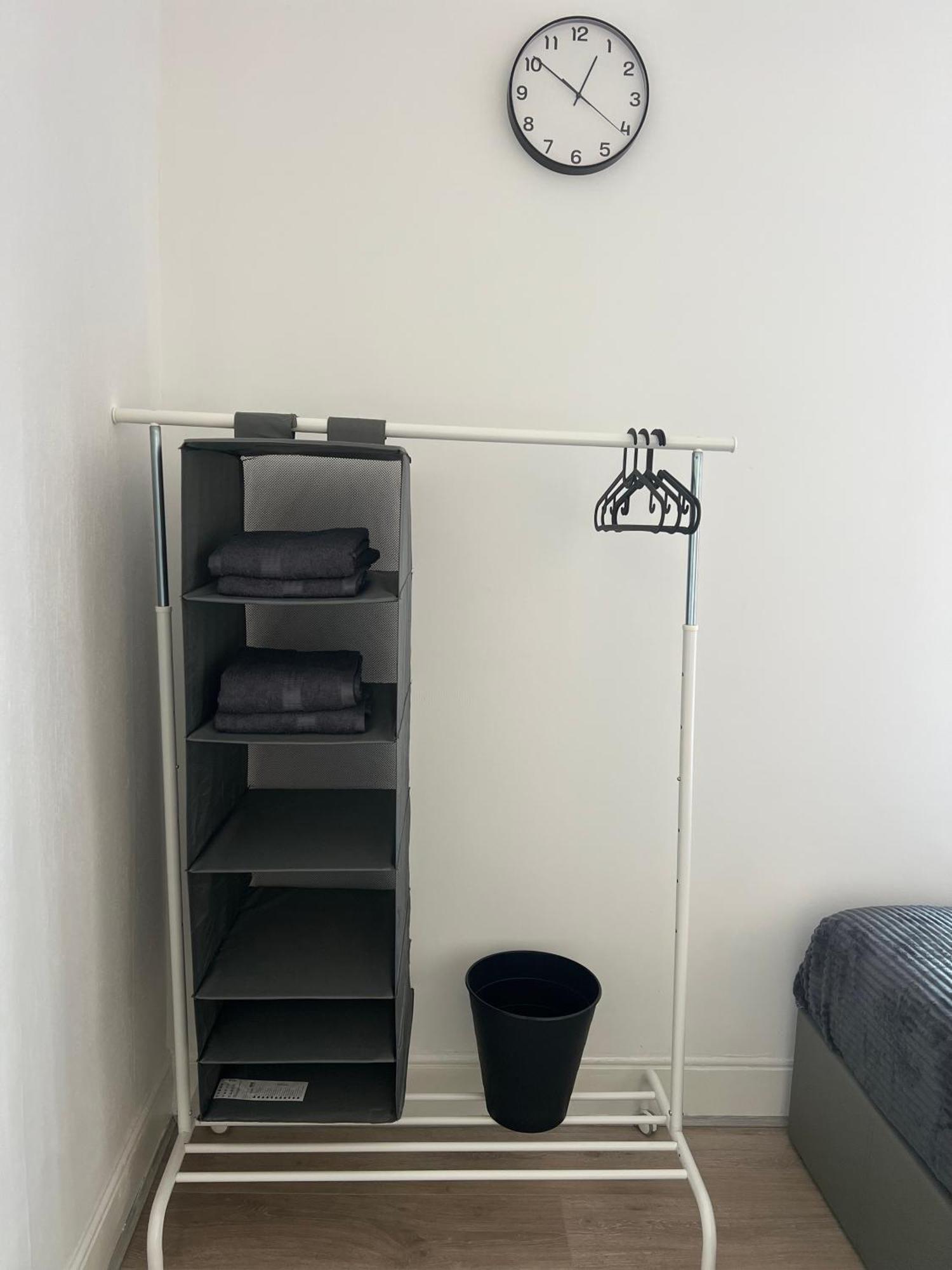 Free Parking ,Modern 4 Bedrooms 10Min From Birmingham City Centre Ideal For Contractors ,Groups And Families