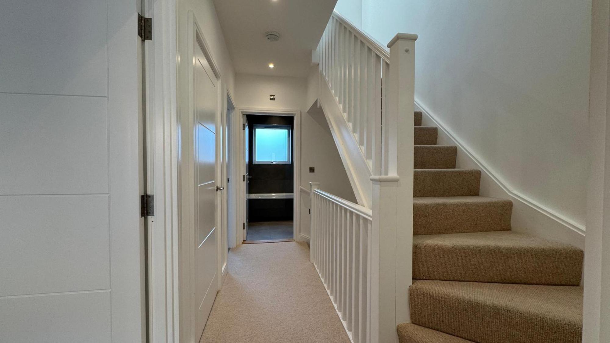 Luxury Four Bedroom Townhouse - Netflix - Garden - Balconies 17sl Holiday home