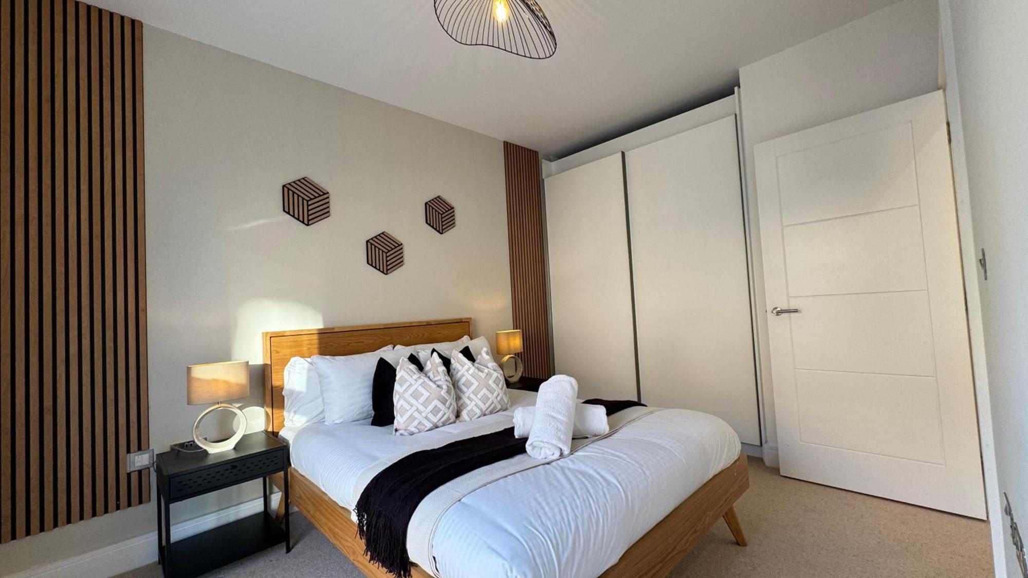 Luxury Four Bedroom Townhouse - Netflix - Garden - Balconies 17sl * Birmingham
